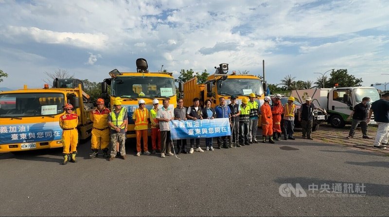 台東縣長饒慶鈴(前排左4)指示協助嘉義市災後復原,8日台東支援隊伍在台東環保局前集合,包括15名環保局及消防局專業人員,以及抓斗車等機械。中央社記者盧太城台東攝 114年7月8日