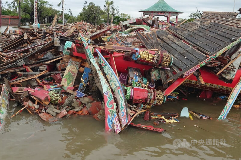 台南市南鯤鯓代天府牌樓不敵颱風丹娜絲風雨倒塌,因廟前7日上午仍有積淹水情況,部分牌樓結構泡在水中。中央社記者楊思瑞攝 114年7月7日