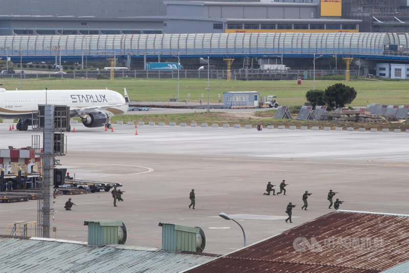 圖為2023年漢光演習在桃園機場操演，國軍在星宇航空棚廠旁模擬敵軍來襲。（中央社檔案照片）