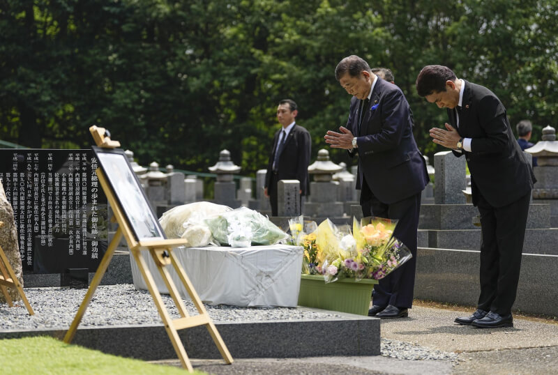日本首相石破茂（前右2）8日赴奈良市三笠靈園慰靈碑前獻花哀悼前首相安倍。（共同社）