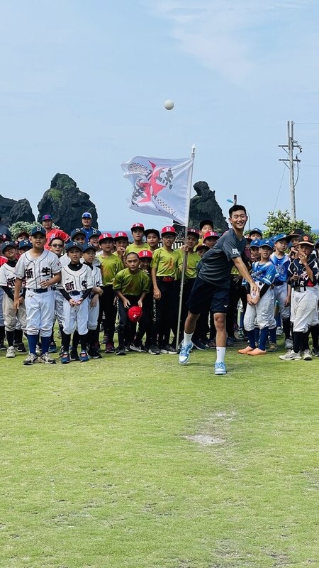 黑潮大哥盃少棒賽8日起在綠島開打,開幕式請來準中職球員「綠島潛水艇」陳世展(前)返鄉開球,陳世展勉勵學弟只要肯努力就不會輸別人。(台東縣政府提供)中央社記者謝靜雯傳真 114年7月8日