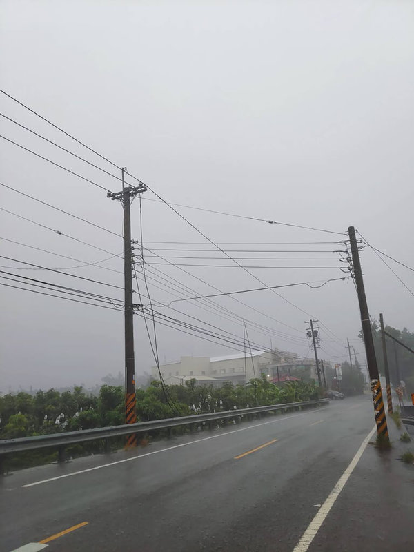 彰化縣8日上午大雷雨，沿海地區多處停電，台灣電力股份有限公司透過互聯供電饋線轉供縮小停電範圍，已加派人員全力查修。（台電提供）中央社記者鄭維真傳真 114年7月8日