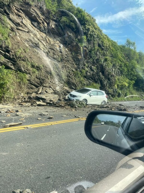 南迴公路大武村大鳥路段,8日上午有一輛往南行駛的自小客車遭遇落石,撞上石堆卡住,駕駛趕緊棄車逃離未受傷;公路局呼籲民眾,颱風過後土石鬆軟,用路人須留意。 (民眾提供)中央社記者盧太城台東傳真 114年7月8日
