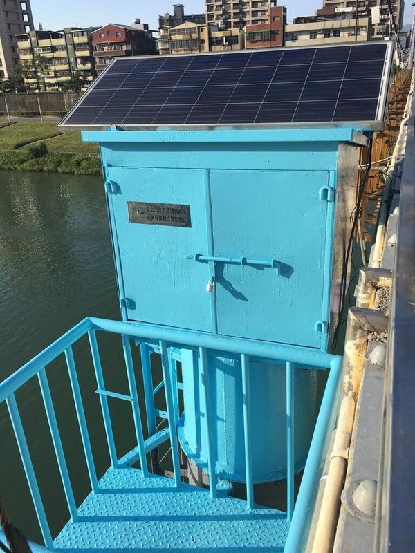 台北市環保局8日表示，為即時掌握河川水質變化，陸續在淡水河、基隆河、新店溪及景美溪建置5座固定式太陽能水質自動監測站，全天候監控水溫、酸鹼值、溶氧與導電度等指標，打造死魚事件預警機制。（台北市環保局提供）中央社記者陳昱婷傳真  114年7月8日
