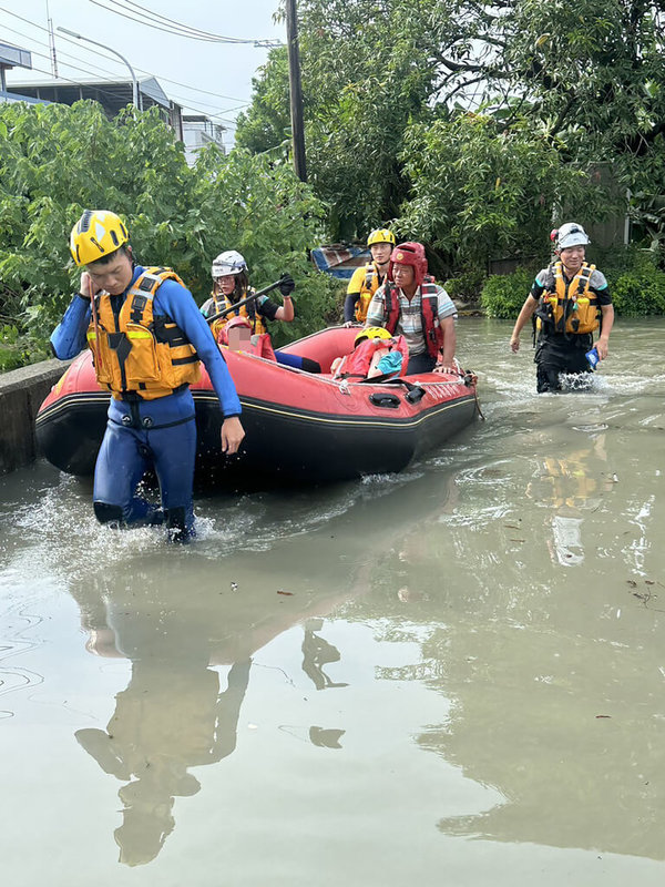 彰化縣消防局8日下午獲報指永靖鄉永坡路202巷淹水近1公尺深,有2人受困。消防到場先到室內協助2名年長者撤離至屋外,隨後利用橡皮艇脫困,將人移往安全處所後,再由家屬載離安置。(彰化縣消防局提供)中央社記者鄭維真傳真 114年7月8日