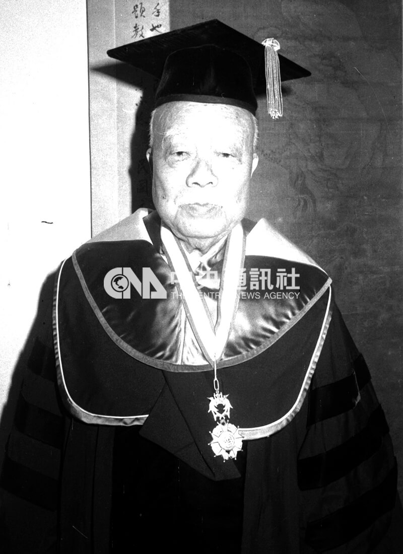 自學而成的王雲五接受韓國建國大學榮譽博士學位。這是他生平第一張學位文憑。中央社記者潘月康攝 58年10月18日