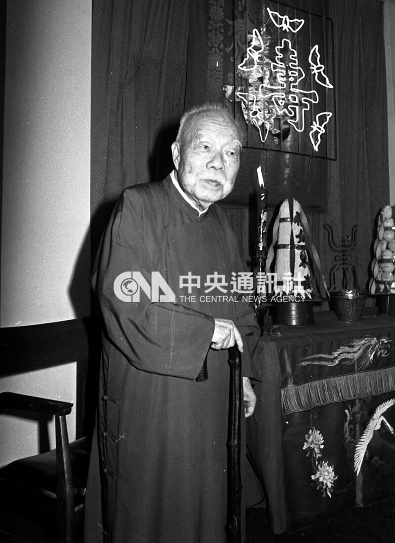 王雲五在政治大學學生與台灣商務印書館同仁圍繞下，慶祝88歲生日。中央社記者陳永魁攝　64年7月9日