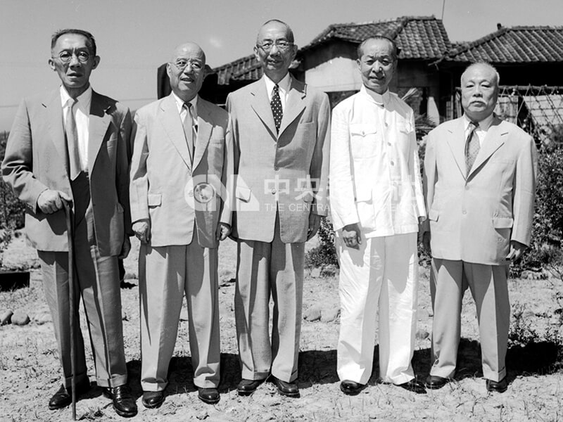 卸任考試院正副院長賈景德(左2)、羅家倫(左1)與繼任考試院正副院長莫德惠(右2)、王雲五(右1)合影。中為中國國民黨中央紀律委員會主任委員吳忠信。中央社記者李壽康攝 43年9月1日