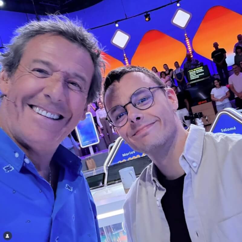 圖為贏得大筆獎金的法國大學生埃米利安（右）與節目主持人合影。（圖取自instagram.com/p/DLw4WeMoAWm/）