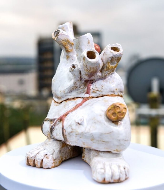 媒體人、多媒材藝術家櫻崎露露(Lulu Sakurazaki)打造個人首展「蘑菇一下」,8月5日起在台北市文化大學大夏藝廊展出逾40件作品,涵蓋壓克力、油畫、陶土、迷你模型。圖為作品「走心」。(櫻崎露露提供)中央社記者邱祖胤傳真 114年7月8日