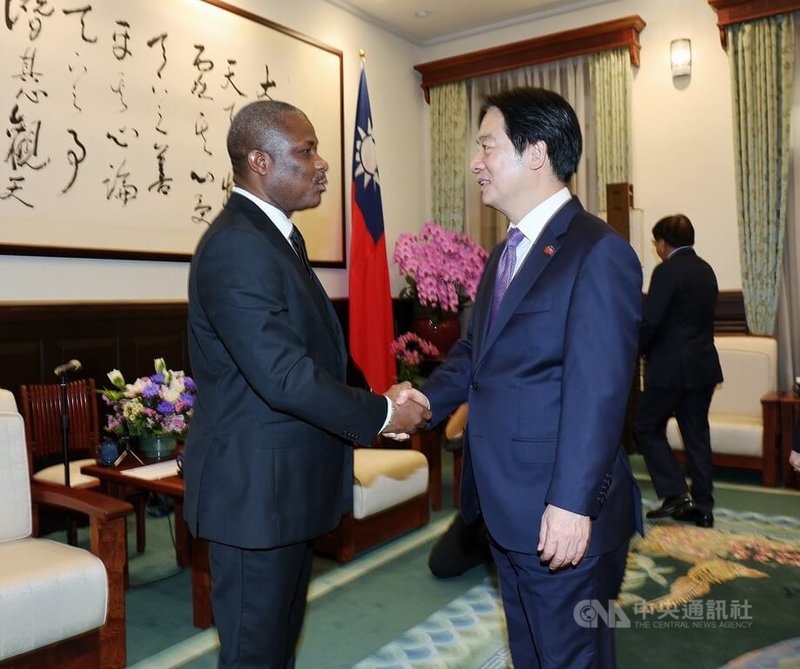 總統賴清德(右)8日接見「海地共和國外長蔣伯狄(Jean-Victor Harvel Jean-Baptiste)伉儷訪團」,與蔣伯狄(左)握手致意。中央社記者郭日曉攝 114年7月8日
