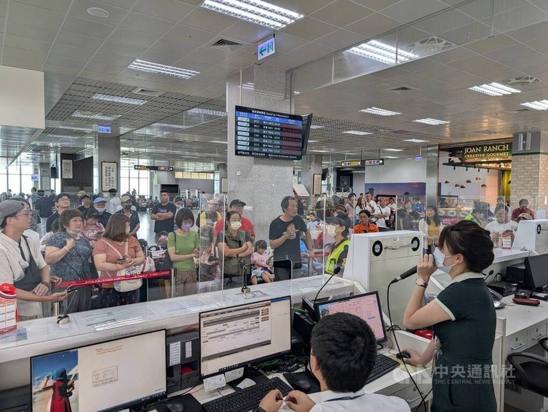 受颱風丹娜絲影響,大量旅客滯留金門數天,9日仍有數百民眾在機場大廳等待候補返台。中央社記者吳玟嶸攝 114年7月9日