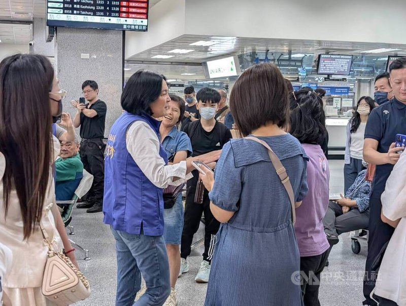 受颱風丹娜絲影響,大量旅客滯留金門,國民黨立委陳玉珍(前左2)9日下午到金門機場關心等候返台的旅客。中央社記者吳玟嶸攝 114年7月9日