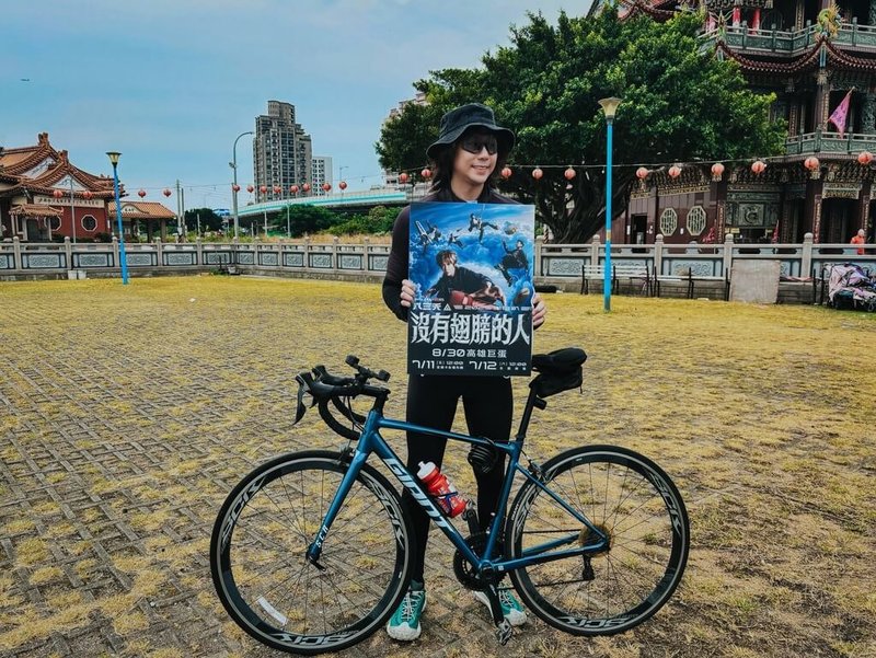 樂團八三夭8月底將在高雄巨蛋開唱,成員抽籤挑戰用不同方式抵達演唱會所在地高雄,其中成員霸天(圖)抽到要騎腳踏車南下。(不搖就滾提供)中央社記者王心妤傳真 114年7月9日