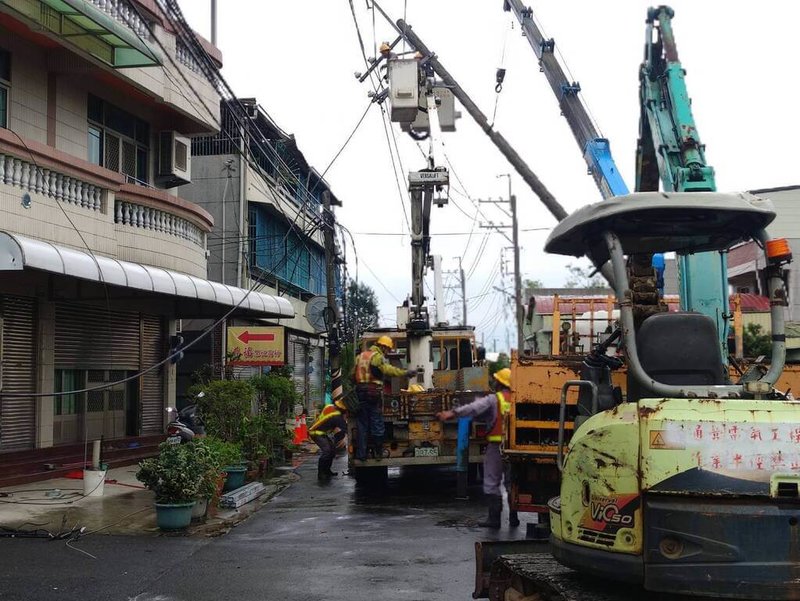 颱風丹娜絲重創嘉義電力系統,台電持續動員搶修,截至9日下午6時,嘉義地區復電率達85%,尚有3萬6460戶持續搶修中。(台電提供)中央社記者蔡智明傳真 114年7月9日