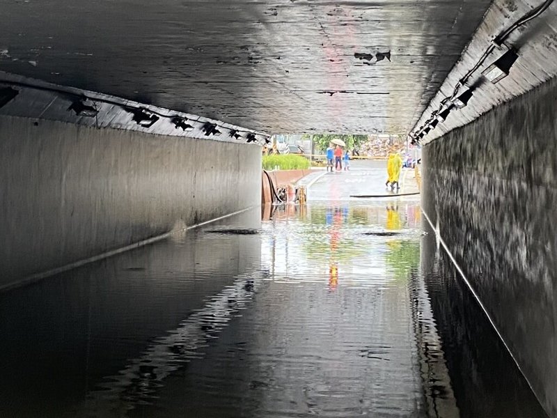 受低壓帶及西南風影響,苗栗縣9日降下間歇性雷雨,消防局受理零星災害通報,其中苑裡鎮建國地下道出現淹水情形,鎮公所公告建國地下道暫時封閉。(苗栗縣消防局提供)中央社記者管瑞平傳真 114年7月9日