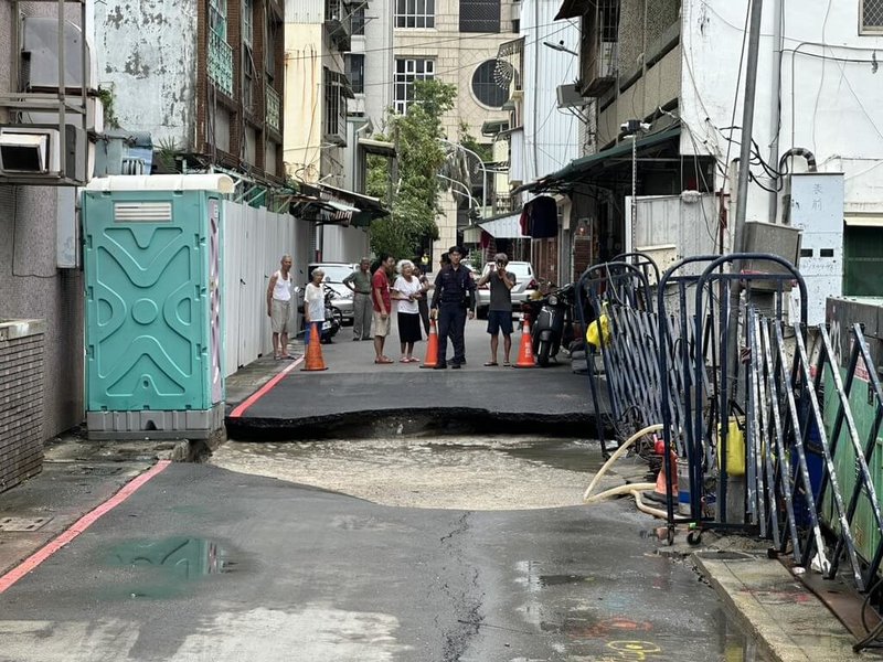 高雄市前金區成功一路361巷9日中午發生路面塌陷情形,事故造成附近號誌暫時中斷,幸無人傷。警方已到場協助交管,並通知相關主管機關到場勘查。(高市新興警分局提供)中央社記者洪學廣傳真 114年7月9日