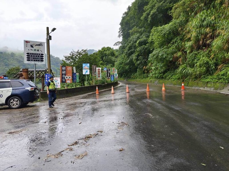 苗栗縣9日雷雨陣陣,泰安鄉苗62線5.7至6公里處發生落石坍方,雙向暫時無法通行,警方在該路段前後實施管制,欲前往泰安溫泉區的車輛須改道行駛。(民眾提供)中央社記者管瑞平傳真 114年7月9日