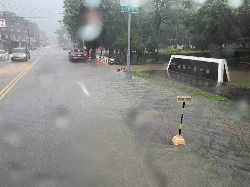 台中9日清晨持續降下大雷雨,沙鹿多處低窪地區出現積水現象,北勢東路的兒童公園前積水,被放置警示錐提醒用路人小心。(民眾提供)中央社記者趙麗妍傳真 114年7月9日