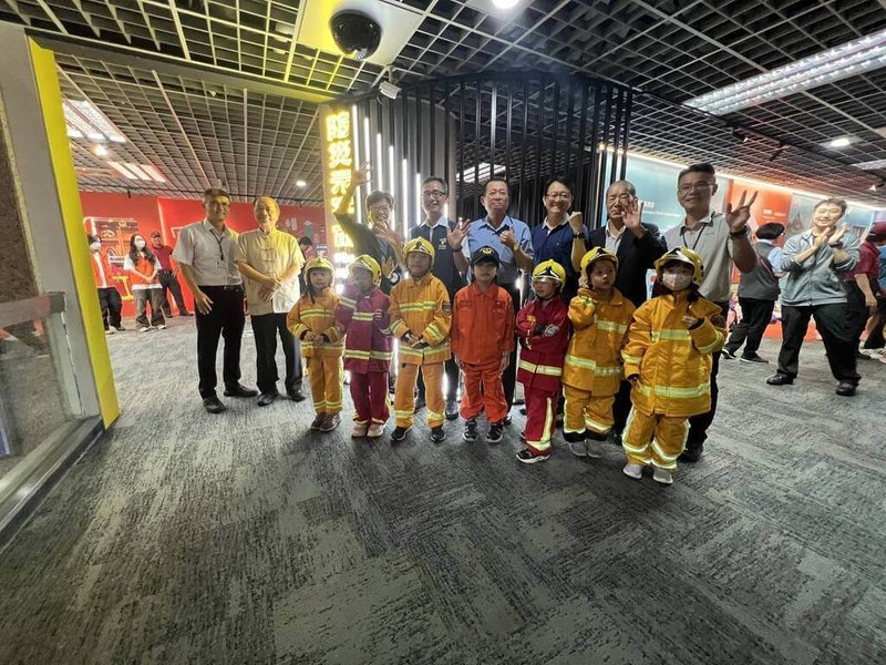 台北市消防局歡慶30週年，9日在防災科學教育館發表「防災元宇宙」全新展區，台北市副市長張溫德（2排右5）指出，此展區運用全新科技打造，盼讓民眾可親身體驗，學習防火、防災、自救的知識與技能。（台北市消防局提供）中央社記者黃麗芸傳真  114年7月9日