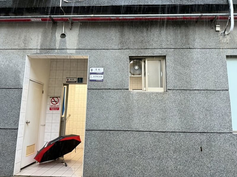 雲林陳姓男子8日毒癮發作，在雲林地檢署旁公廁（圖）施打毒品，民眾發現後立即通知警方，警方當場將人逮捕，全案依毒品危害防制條例罪嫌移送法辦。（雲林地檢署提供）中央社記者蔡智明傳真  114年7月9日