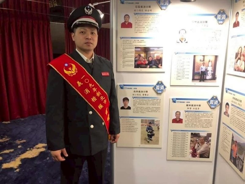 新北市新店區廣興橋粗坑壩水域8日民眾玩立槳溺水引起消防局救溺的船艇翻覆,2名警消死亡,台北慈濟醫院9日說明仍在昏迷中的曹姓義消(圖)依舊在加護病房持續搶救,曹父表示盼各界幫忙集氣助其脫離險境。(新北市消防局提供)中央社記者趙敏雅傳真 114年7月9日