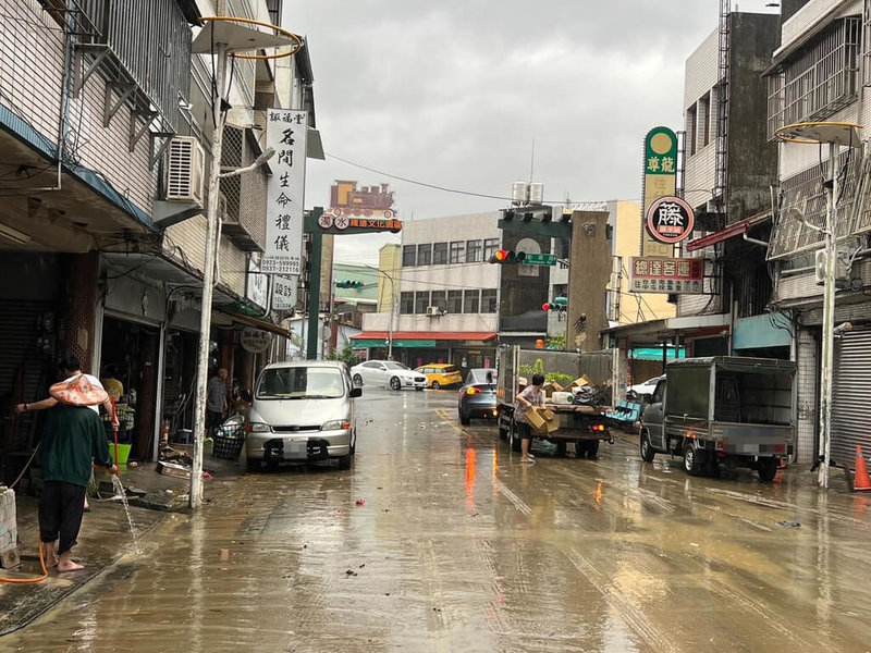 南投縣名間鄉9日仍降下大雨,道路因排水系統滿出一度成了「黃河」,所幸雨勢減緩後積淹水也隨之消退,鄉公所派出清潔隊協助整理街道環境。(名間鄉長陳翰立提供)中央社記者蕭博陽南投縣傳真 114年7月9日