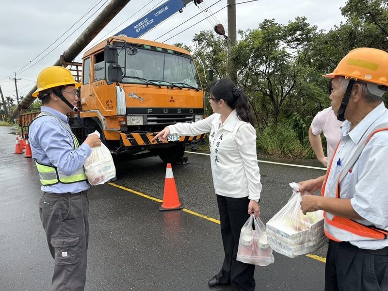 颱風丹娜絲重創嘉義電力系統,台電人員持續搶修,嘉義縣太保市長鄭淑分(左2)親送便當慰勞工作人員。(台電提供)中央社記者蔡智明傳真 114年7月9日