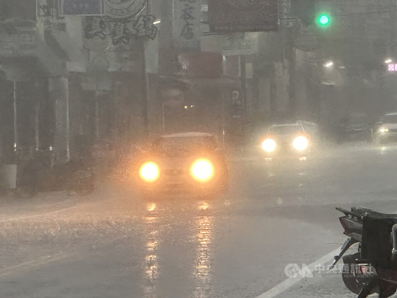 中央氣象署9日上午發布彰化地區大雷雨即時訊息,區域包括彰化及中部地區多個鄉鎮市,大雨造成天色昏暗,視野極差。中央社記者鄭維真攝 114年7月9日