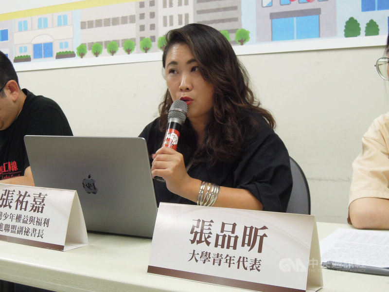 勞工團體9日在台北舉行記者會,點名部分產業是製造低薪的違法大戶,台灣少年權益與福利促進聯盟副秘書長張祐嘉說,青年踏入職場會感受到低薪沉重壓力,根據勞動部統計,超過9成初任青年具大學以上學歷,卻有近2成以最低工資為起薪,這反應青年起薪長期偏低、職場升遷不透明及國家制度對青年的不友善。中央社記者吳欣紜攝 114年7月9日
