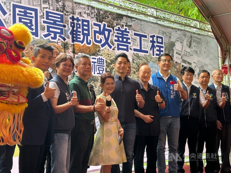 台北市政府工務局公園路燈工程管理處9日舉行艋舺公園景觀改善工程開工典禮,市長蔣萬安(前右6)等人出席。中央社記者陳昱婷攝 114年7月9日