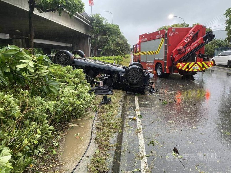 台中警方9日上午獲報，西屯區環中路三段路旁有車輛翻覆，初判車輛疑因路面積水打滑自撞，但員警到場時，駕駛與乘客已自行脫困離去，將通知車主到案。（翻攝照片）中央社記者蘇木春傳真  114年7月9日