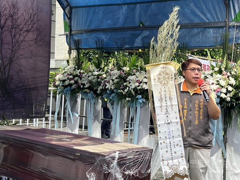 新北市遊覽車駕駛員職業工會9日號召赴交通部外抗議，理事長許景翔（圖）呼籲政府暫緩實施民國115年起強制遊覽車裝設駕駛身分識別設備政策。中央社記者黃巧雯攝  114年7月9日