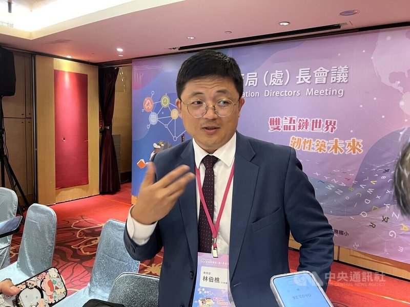 總統賴清德指示教育部,深化學子對中國威脅的識讀教育。教育部9日在嘉義舉辦全國教育局處長會議,主任秘書林伯樵(圖)受訪表示,目前有13篇補充教材完成初步審查,預計9月開學後將陸續上路。中央社記者陳至中攝 114年7月9日