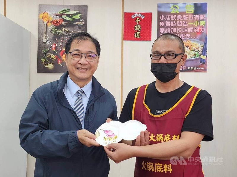 法務部長鄭銘謙(左)113年11月間到更生人「阿輝」(右)甫開業的「干鍋道麻辣鍋」,特別致贈簽名盤。中央社 114年7月9日