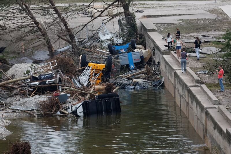 美國德州豪雨引發洪災,死亡人數持續攀升。(路透社)