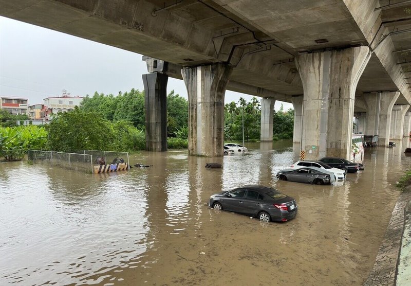 南投市9日降下大雷雨,貓羅溪水位高漲,停在高速公路高架橋下的汽機車也遭殃泡水。(民眾提供)中央社記者蕭博陽南投縣傳真  114年7月9日