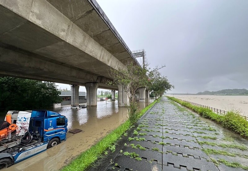 南投市9日下起大雷雨,貓羅溪水位高漲,市區排水系統無法順利排水,泥水淹沒貓羅溪旁高架橋下路面,不少停在此處的車輛都因此泡水。(民眾提供)中央社記者蕭博陽南投縣傳真  114年7月9日