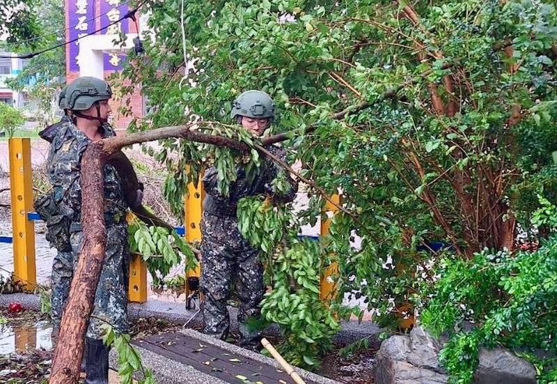 颱風丹娜絲造成中台灣縣市多處災損,國軍第5作戰區9日在漢光41號演習實兵演練首日,特別調派部分兵力支援地方災後復原工作。(國軍第5作戰區提供)中央社記者趙麗妍傳真 114年7月9日