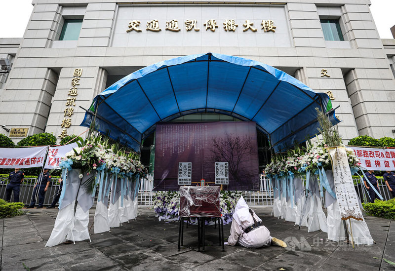 新北市遊覽車駕駛員職業工會9日號召遊覽車到交通部外陳情,現場架設靈堂,並找來孝女白琴現場哭喪,表達抗議強制自費額外安裝身分識別設備的訴求。中央社記者鄭清元攝 114年7月9日