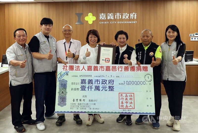 颱風丹娜絲造成嘉義市嚴重災情,社團法人嘉義市嘉邑行善團9日由理事長鄭秀玉(右3)代表,捐助嘉義市政府新台幣1000萬元盼助重建,市長黃敏惠(右4)回贈感謝狀。中央社記者黃國芳攝 114年7月9日
