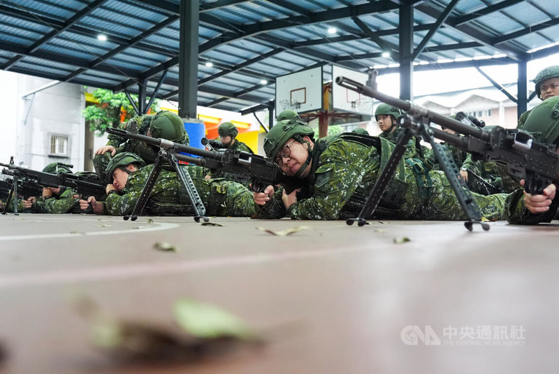 漢光41號實兵操演9日實施,並首次進行全旅召集,負責戍守桃園地區的206旅,訓員位於桃園青溪國小實施機槍射擊預習。中央社記者游凱翔攝 114年7月9日