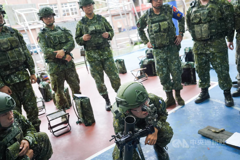 訓員實施迫砲射擊預習。中央社記者游凱翔攝 114年7月9日