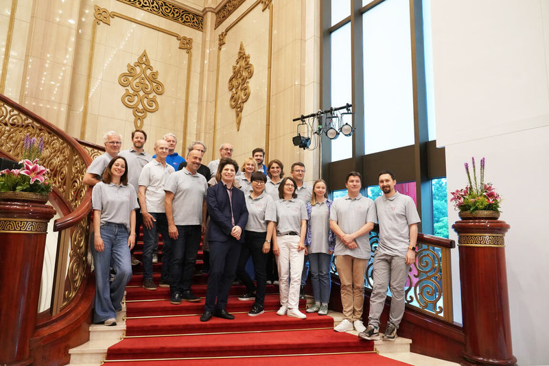 小提琴名家奧古斯汀．哈德利希（Augustin Hadelich）（前中黑衣者）10日起將與柏林愛樂巴洛克獨奏家合奏團展開台北、台南共3場巡演。（牛耳藝術提供） 中央社記者趙靜瑜傳真  114年7月9日