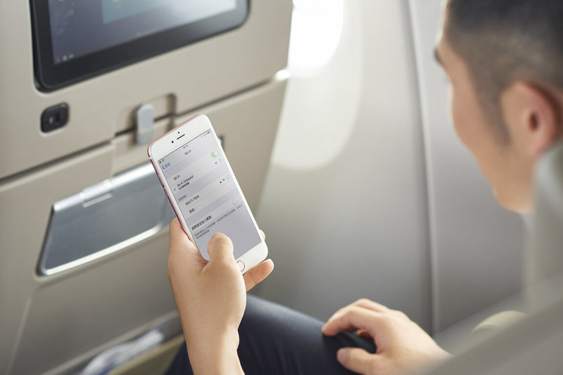 搭機可以使用Wi-Fi連線網路越來越普及,華航8月起開放B777、A350、A321neo等3大機型的全航線、全艙等旅客免費使用機上Wi-Fi。(華航提供)中央社記者余曉涵傳真 114年7月9日