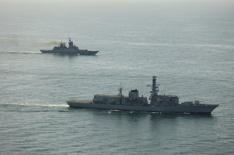 隸屬俄羅斯海軍波羅的海艦隊的輕型巡防艦「敏捷號」(RFN Boikiy,後)7月上旬現蹤英國周邊海域,英國海軍出動巡防艦「鐵公爵」(HMS Iron Duke,前)密切監控。(英國海軍提供)中央社記者陳韻聿倫敦傳真 114年7月9日