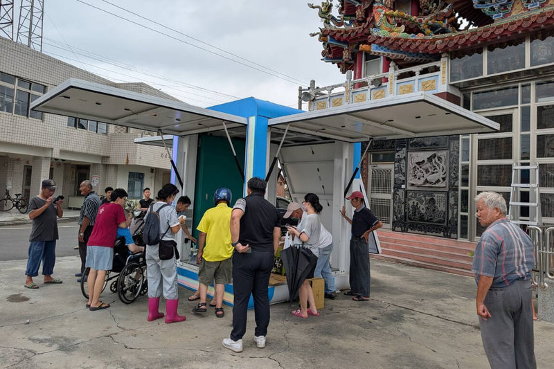 颱風丹娜絲過後,造成台南多處停電災情,鹽水區公所獲民間廠商支援移動式太陽光儲設備,提供民眾緊急充電使用。(台南市政府提供)中央社記者楊思瑞台南傳真 114年7月9日
