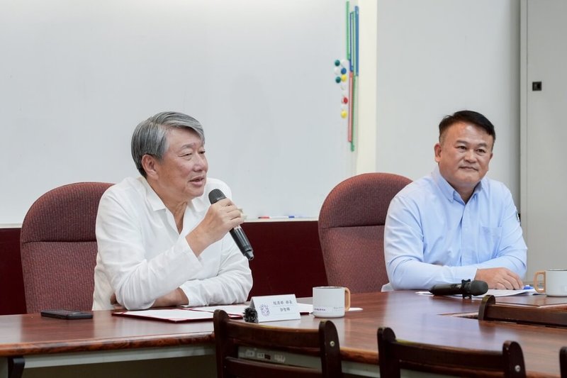 經濟部長郭智輝（左）下午拜會台電工會理事長吳有彬，並轉達總統賴清德對於颱風丹娜絲風災重創中南部地區，全體台電員工全力投入電力搶修工作的感謝。（台電提供）中央社記者曾智怡傳真  114年7月9日