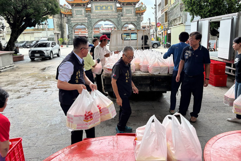 颱風丹娜絲重創台南,部分偏遠部落因停電、交通等因素,獨居戶及長者用餐不便,學甲慈濟宮9日特別準備上千個便當要送往災區,盼助解燃眉之急。(學甲慈濟宮提供)中央社記者楊思瑞台南傳真 114年7月9日