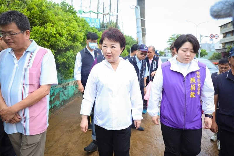 台中地區9日一整天雨勢不斷,一早因強降雨,沙鹿、龍井以及大雅部分道路出現積水現象,市長盧秀燕(中)在結束石岡行程後,立即趕赴海線勘災。(台中市政府提供)中央社記者趙麗妍傳真 114年7月9日